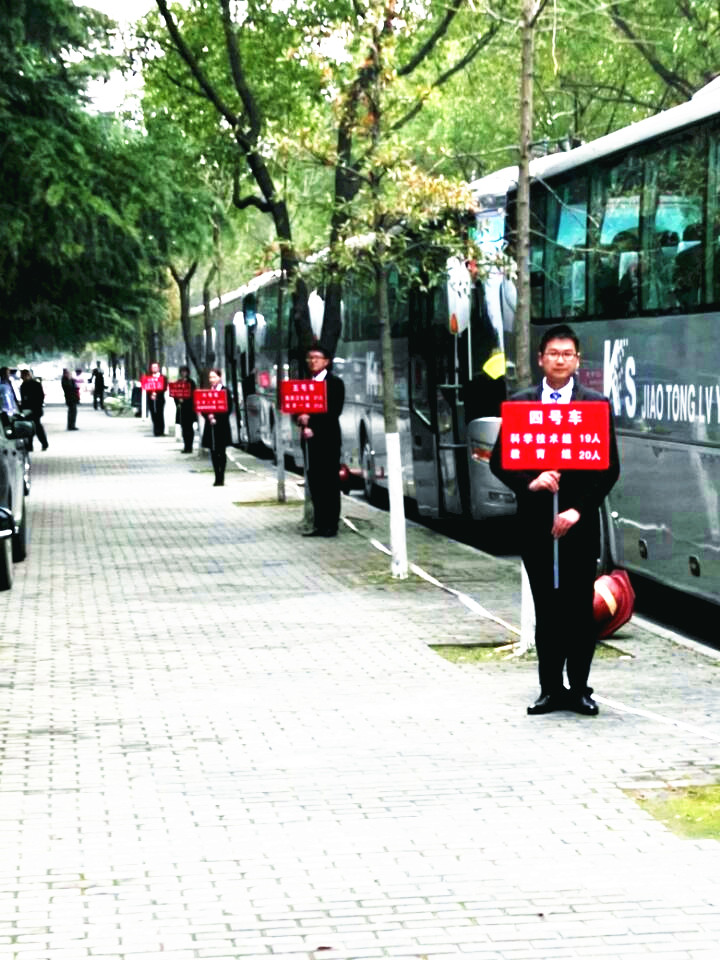 兩會(huì)第二日-公交保障_副本.jpg 兩會(huì)第二日-公交保障_副本.jpg