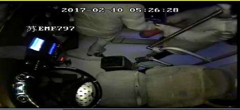 昆山公交15路駕駛員幫助他人滅火.JPG 昆山公交15路駕駛員幫助他人滅火.JPG