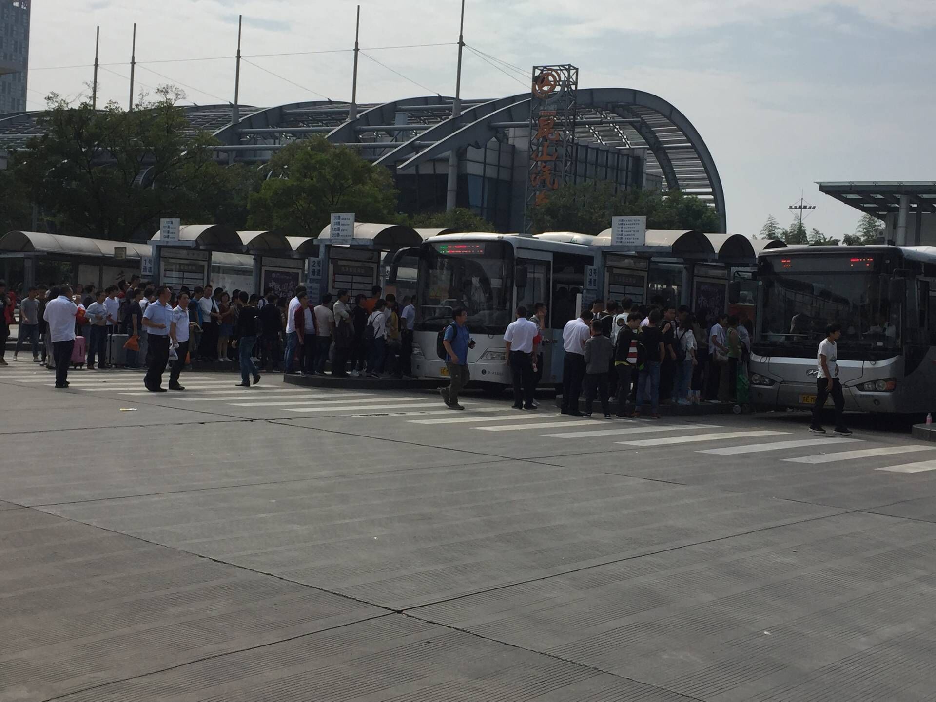 國慶中秋雙節(jié)客運總量達345萬人次.jpg 國慶中秋雙節(jié)客運總量達345萬人次.jpg