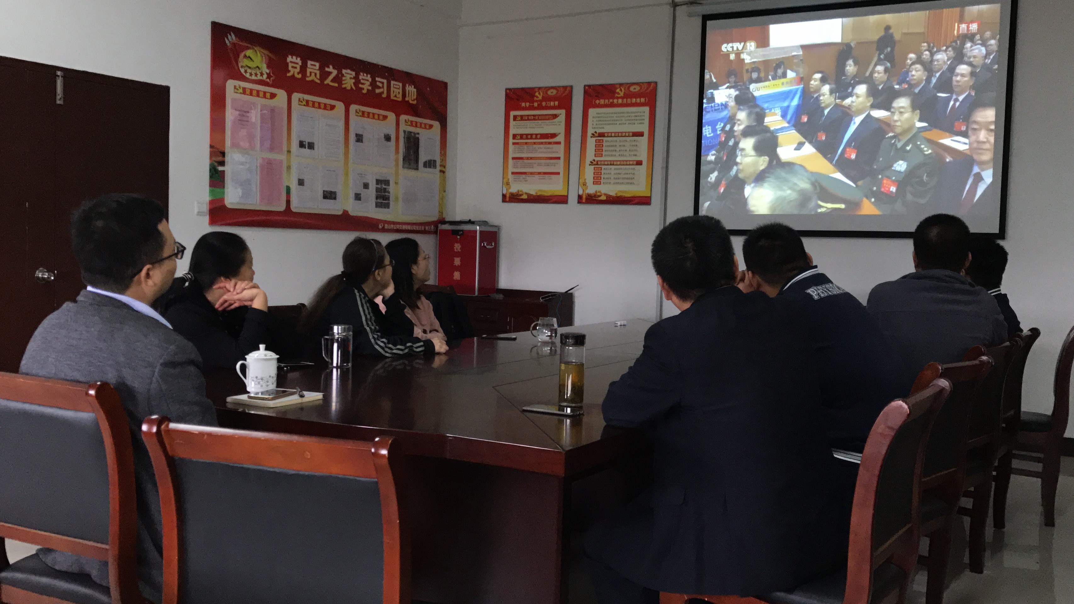 公交五支部組織收看十九大開(kāi)幕會(huì).jpg 公交五支部組織收看十九大開(kāi)幕會(huì).jpg