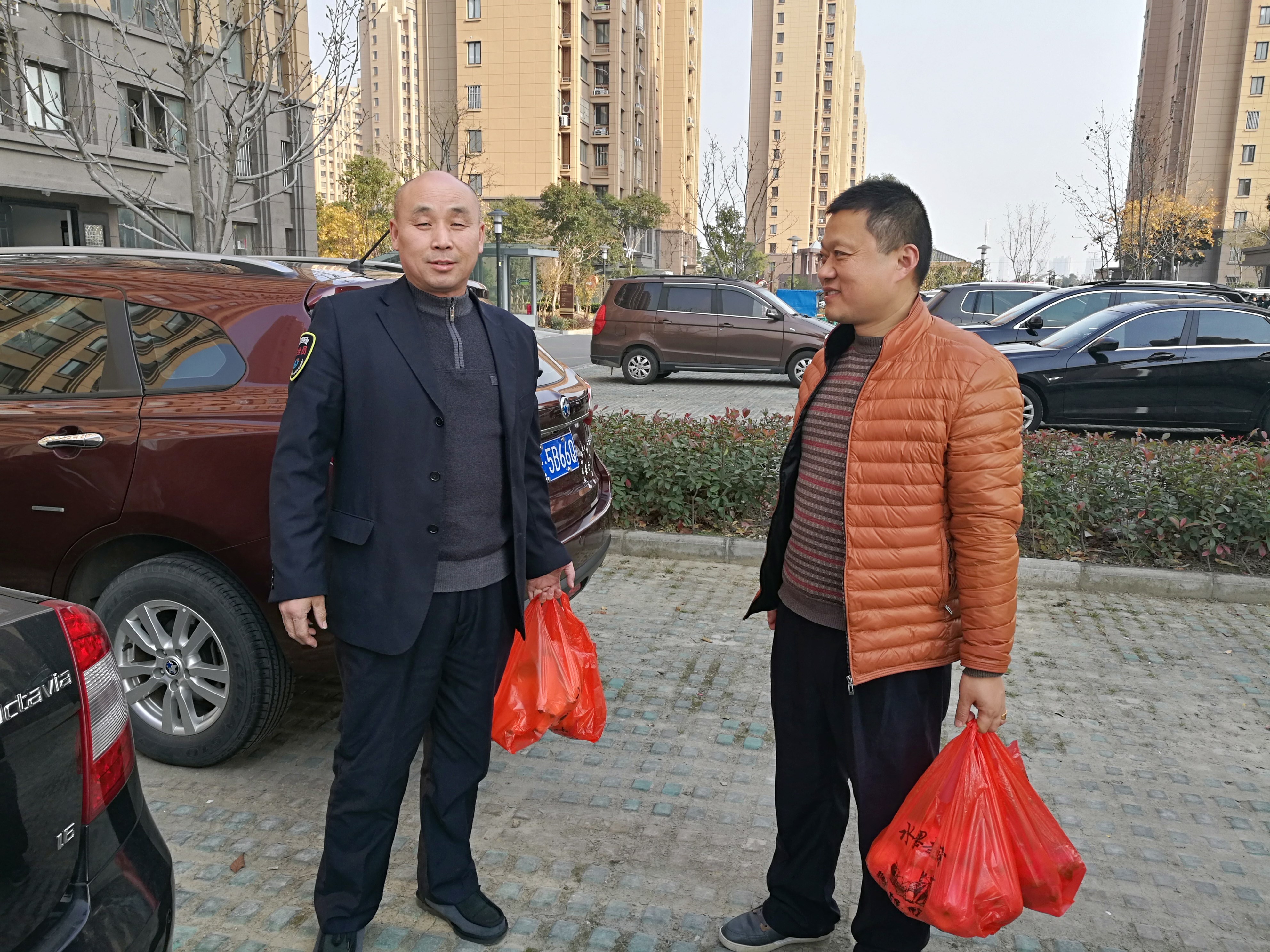 困難家庭齊關(guān)心 班組成幫幫幫1.jpg 困難家庭齊關(guān)心 班組成幫幫幫1.jpg