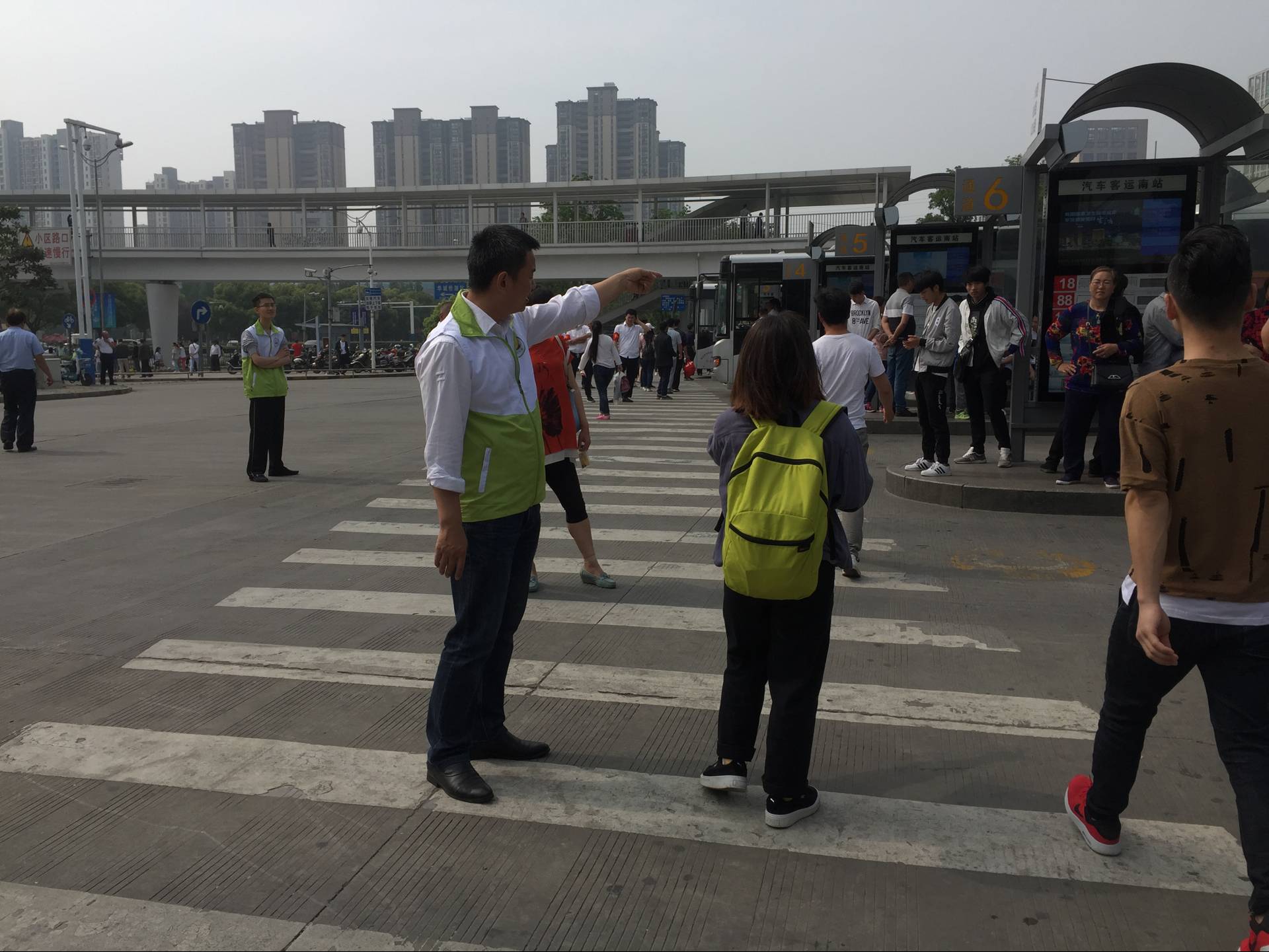 5月1日公交四支部開展志愿服務(wù)活動.jpg 5月1日公交四支部開展志愿服務(wù)活動.jpg