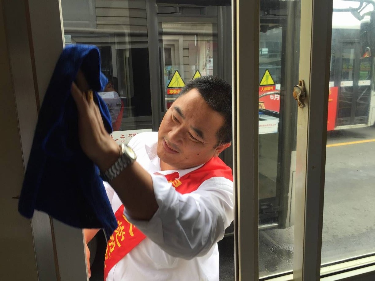 5月22日公交二支部開展主題黨日活動(dòng)1.jpg 5月22日公交二支部開展主題黨日活動(dòng)1.jpg