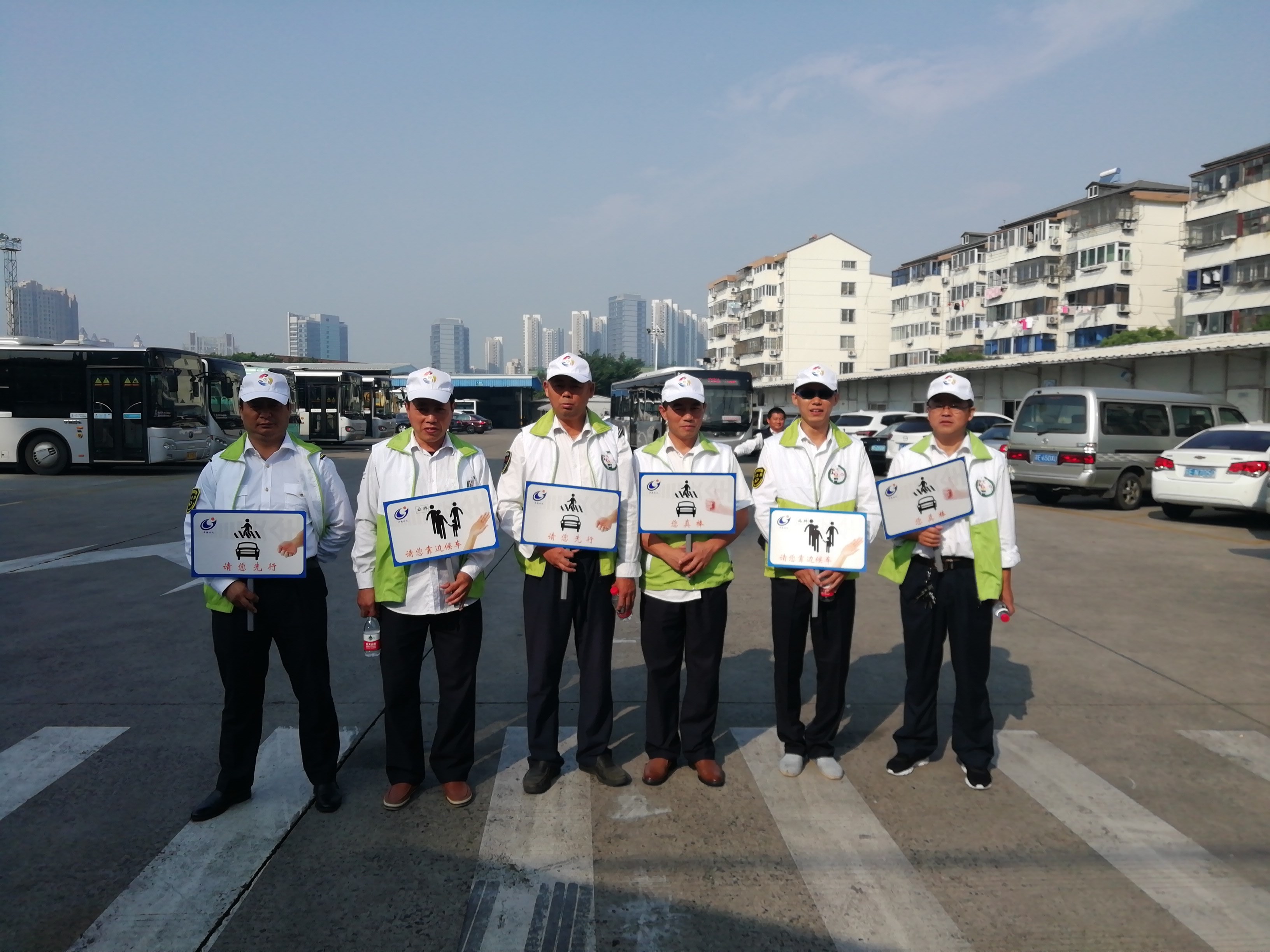 引領(lǐng)城市文明 塑造交通安全.jpg