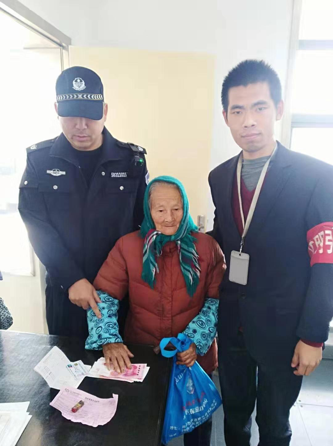 錦溪客運(yùn)站場(chǎng)站管理員王思拾金不昧2.png 錦溪客運(yùn)站場(chǎng)站管理員王思拾金不昧2.png