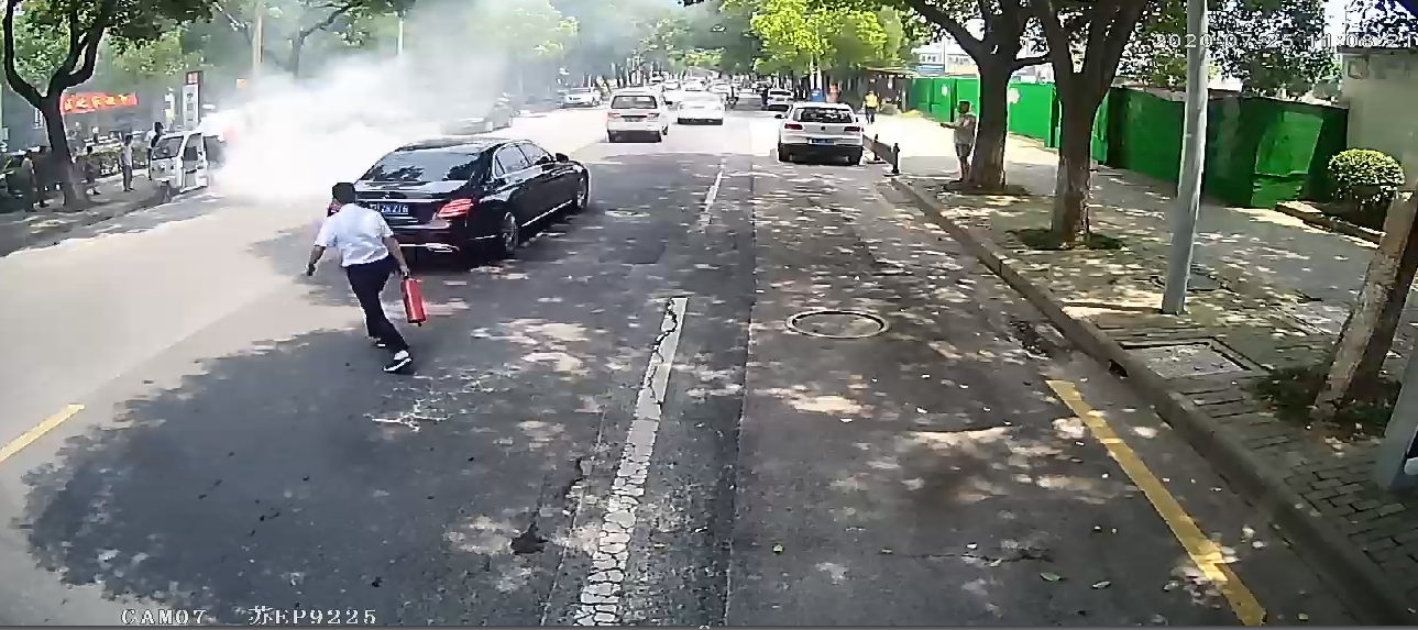 128路駕駛員余建新救火快遞電瓶車.png 128路駕駛員余建新救火快遞電瓶車.png