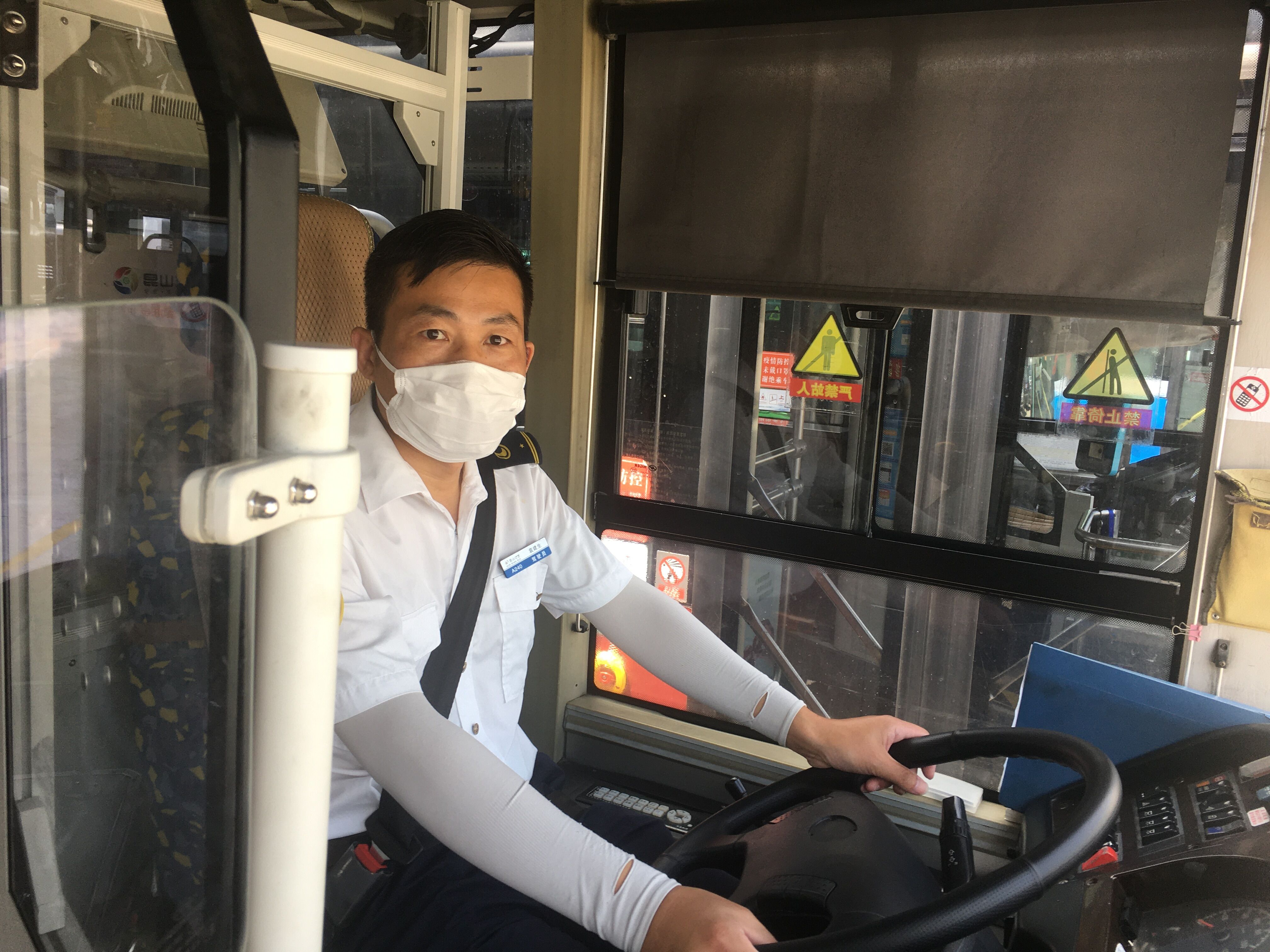 7.16-128路駕駛員袁建生撿到路邊手機(jī) 失主保留重要資料.jpg