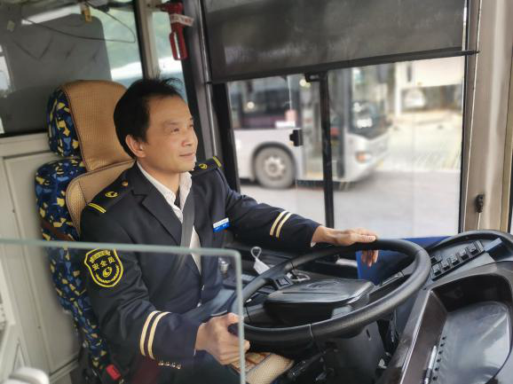 254路駕駛員鄒遠(yuǎn)游.png 254路駕駛員鄒遠(yuǎn)游.png