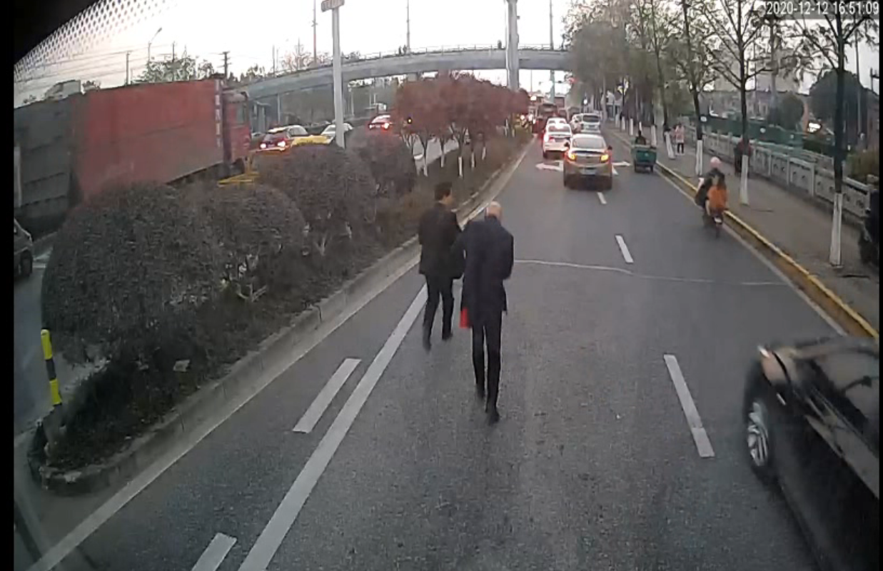 孫國(guó)軍救火監(jiān)控截圖.png 孫國(guó)軍救火監(jiān)控截圖.png